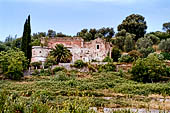 Paesaggio dell'interno del Gargano, le 'masseria' costruzioni caratteristiche della civilt contadina.